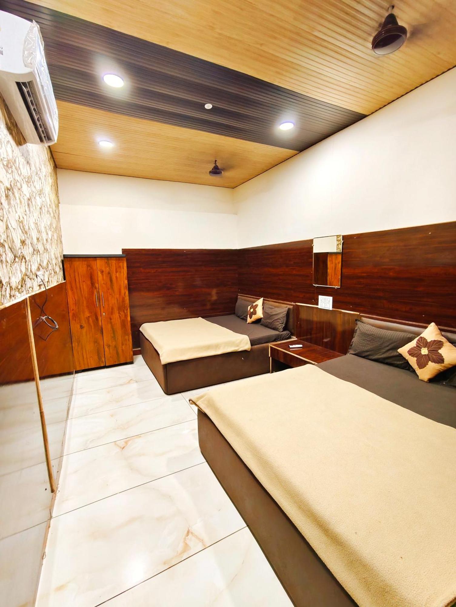 Hotel Om Palace Near Mahakal Mandir 乌贾因 外观 照片