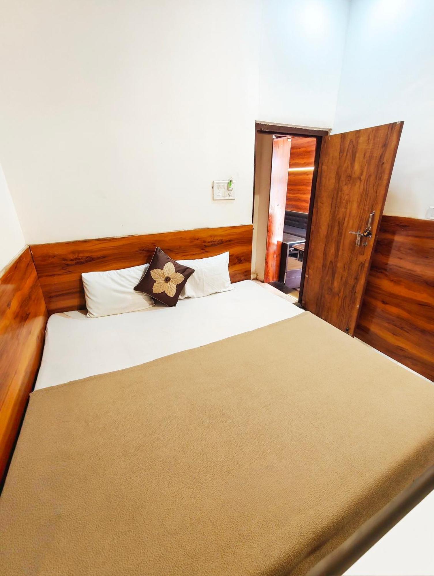 Hotel Om Palace Near Mahakal Mandir 乌贾因 外观 照片