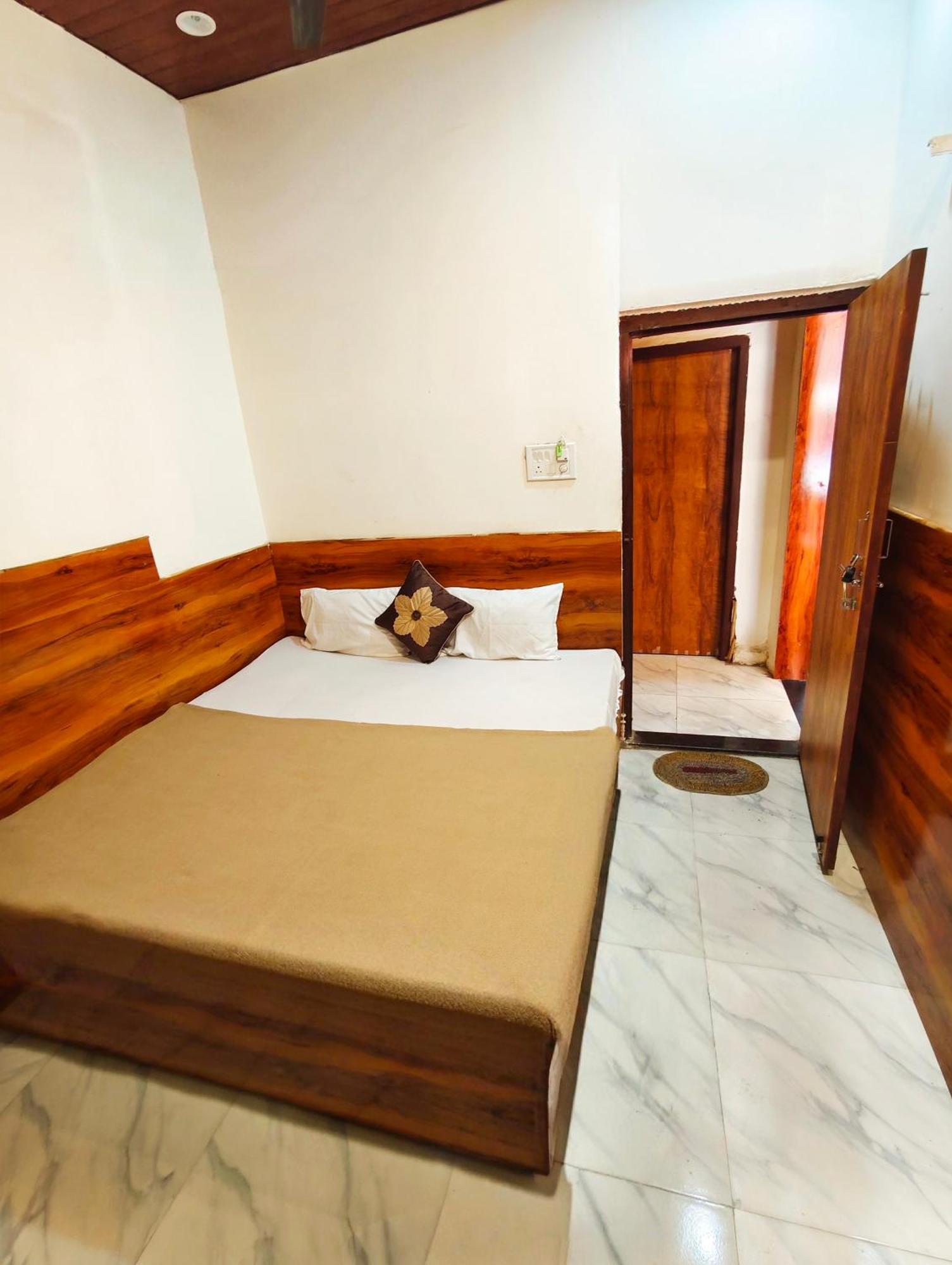 Hotel Om Palace Near Mahakal Mandir 乌贾因 外观 照片