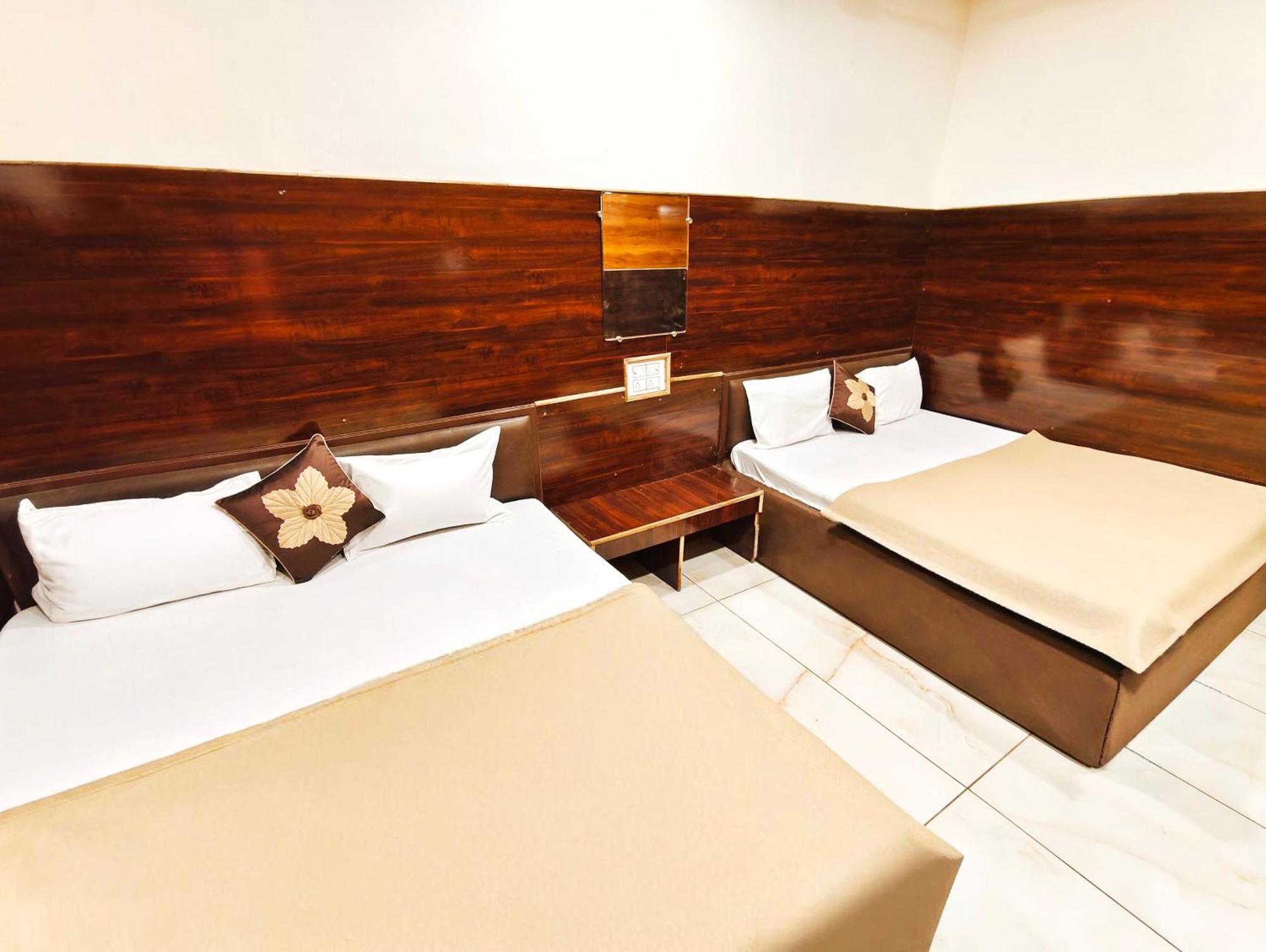 Hotel Om Palace Near Mahakal Mandir 乌贾因 外观 照片