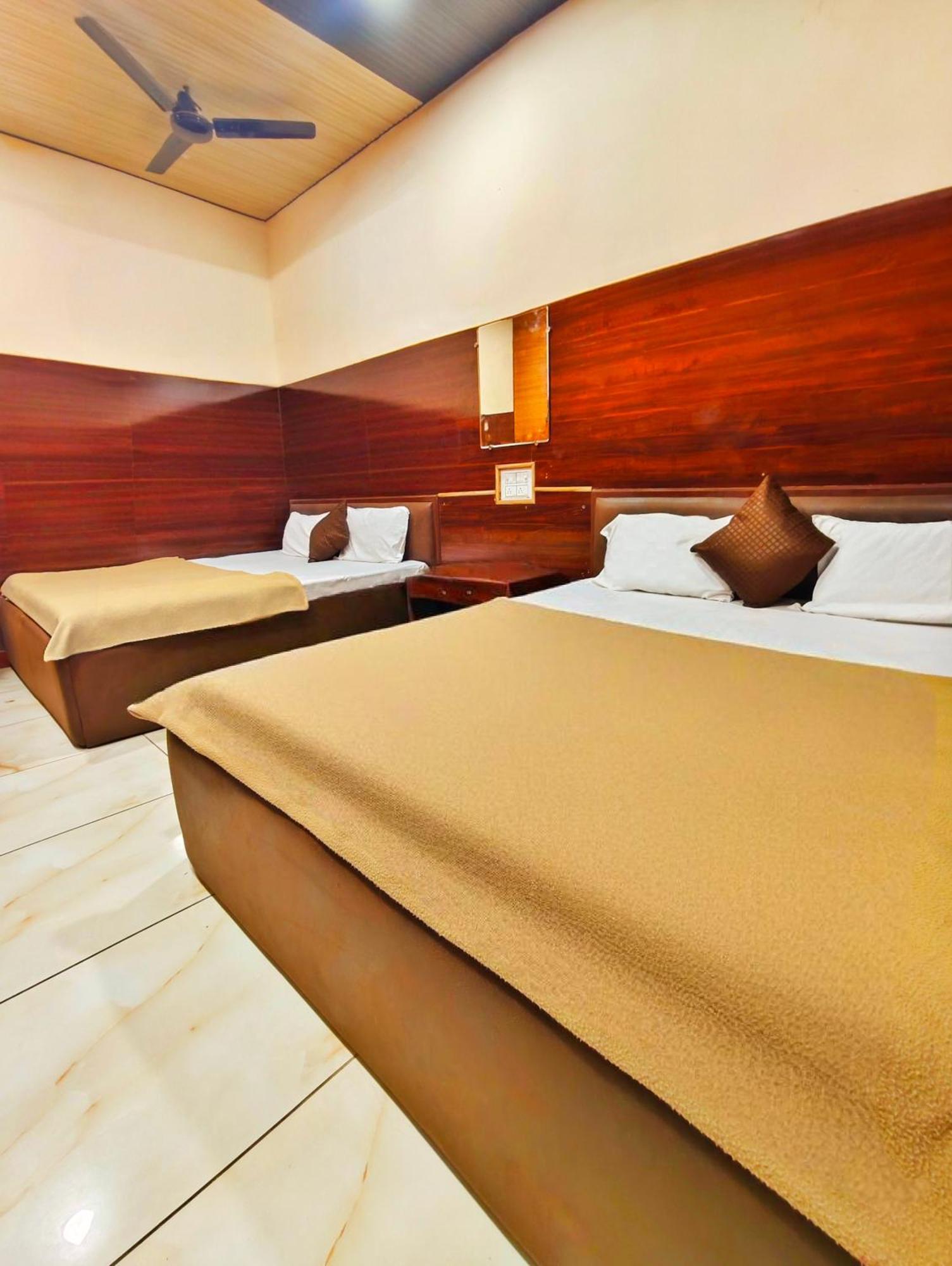 Hotel Om Palace Near Mahakal Mandir 乌贾因 外观 照片