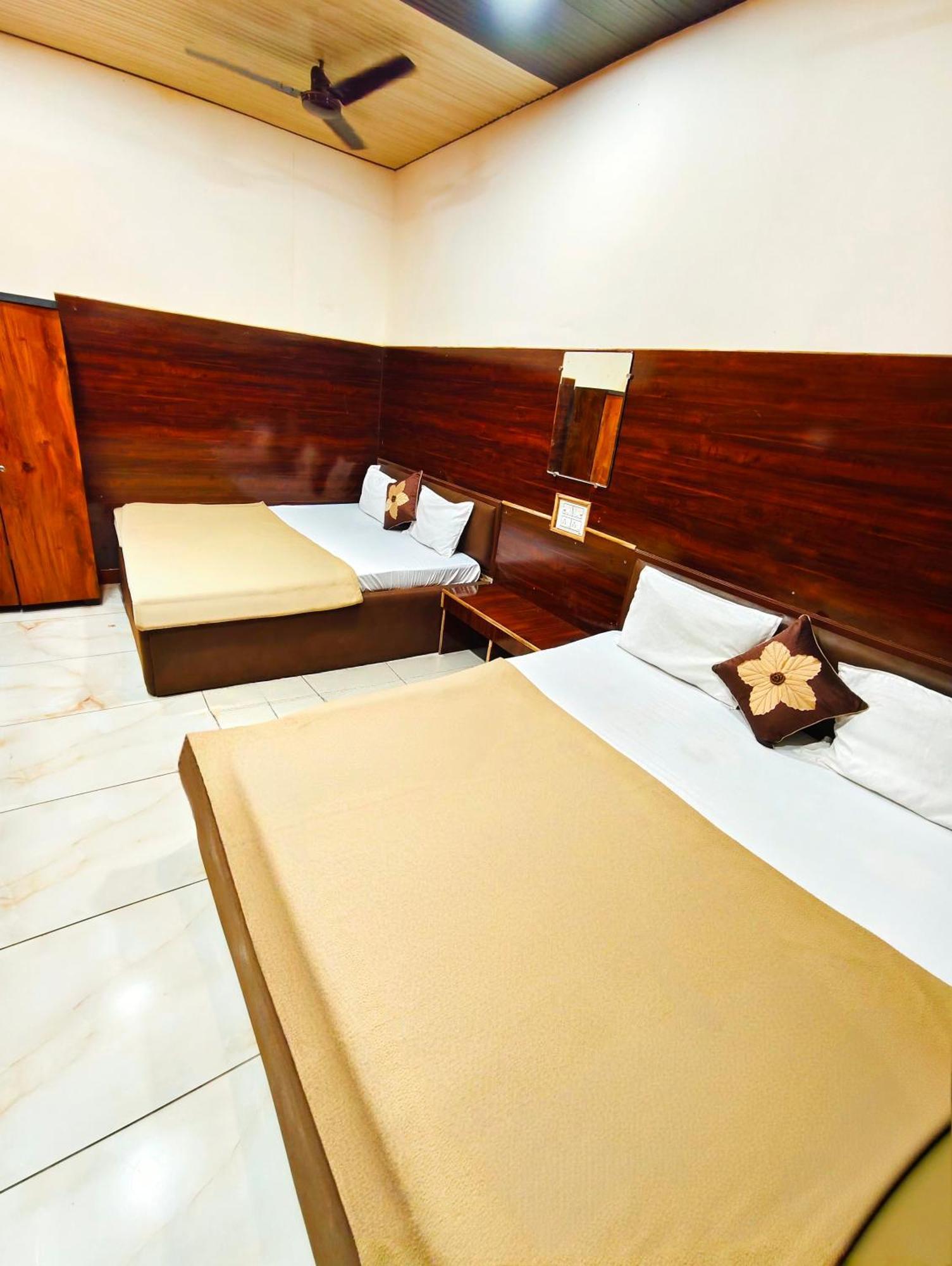 Hotel Om Palace Near Mahakal Mandir 乌贾因 外观 照片