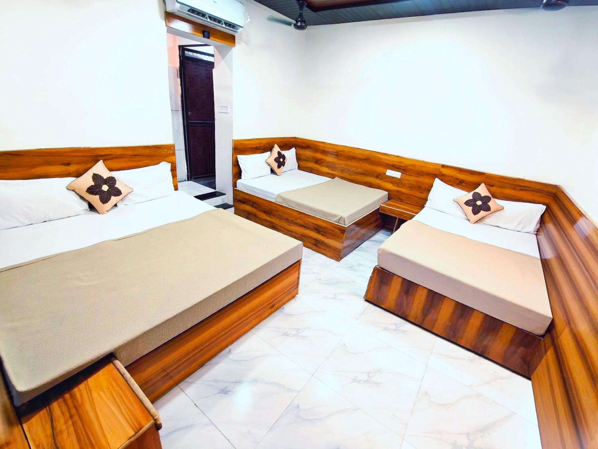Hotel Om Palace Near Mahakal Mandir 乌贾因 外观 照片
