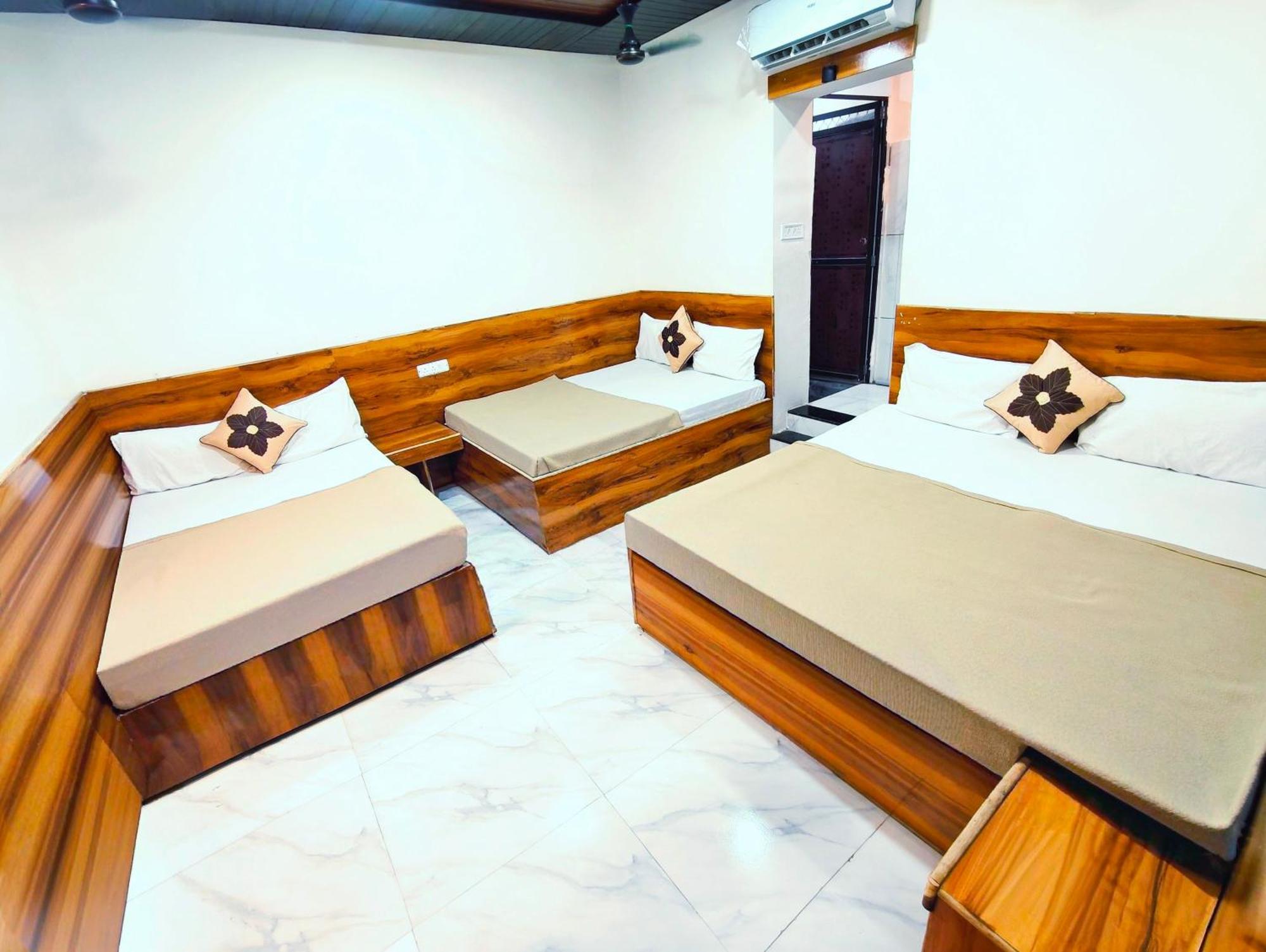 Hotel Om Palace Near Mahakal Mandir 乌贾因 外观 照片